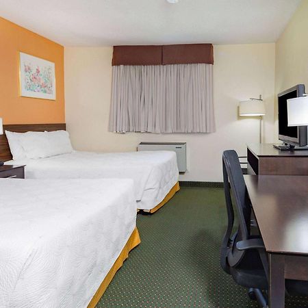 Travelodge By Wyndham Bracebridge Bagian luar foto