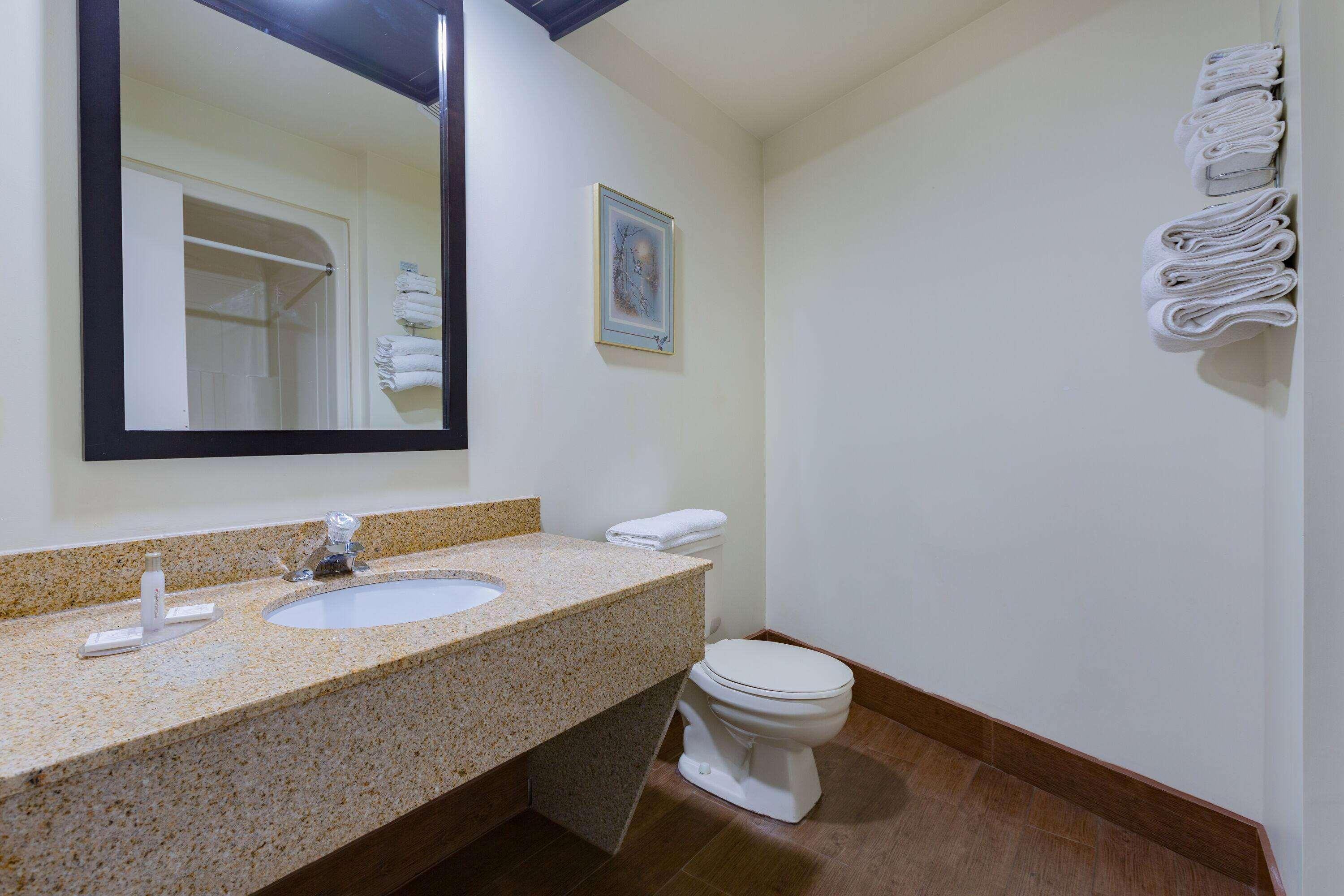 Travelodge By Wyndham Bracebridge Bagian luar foto