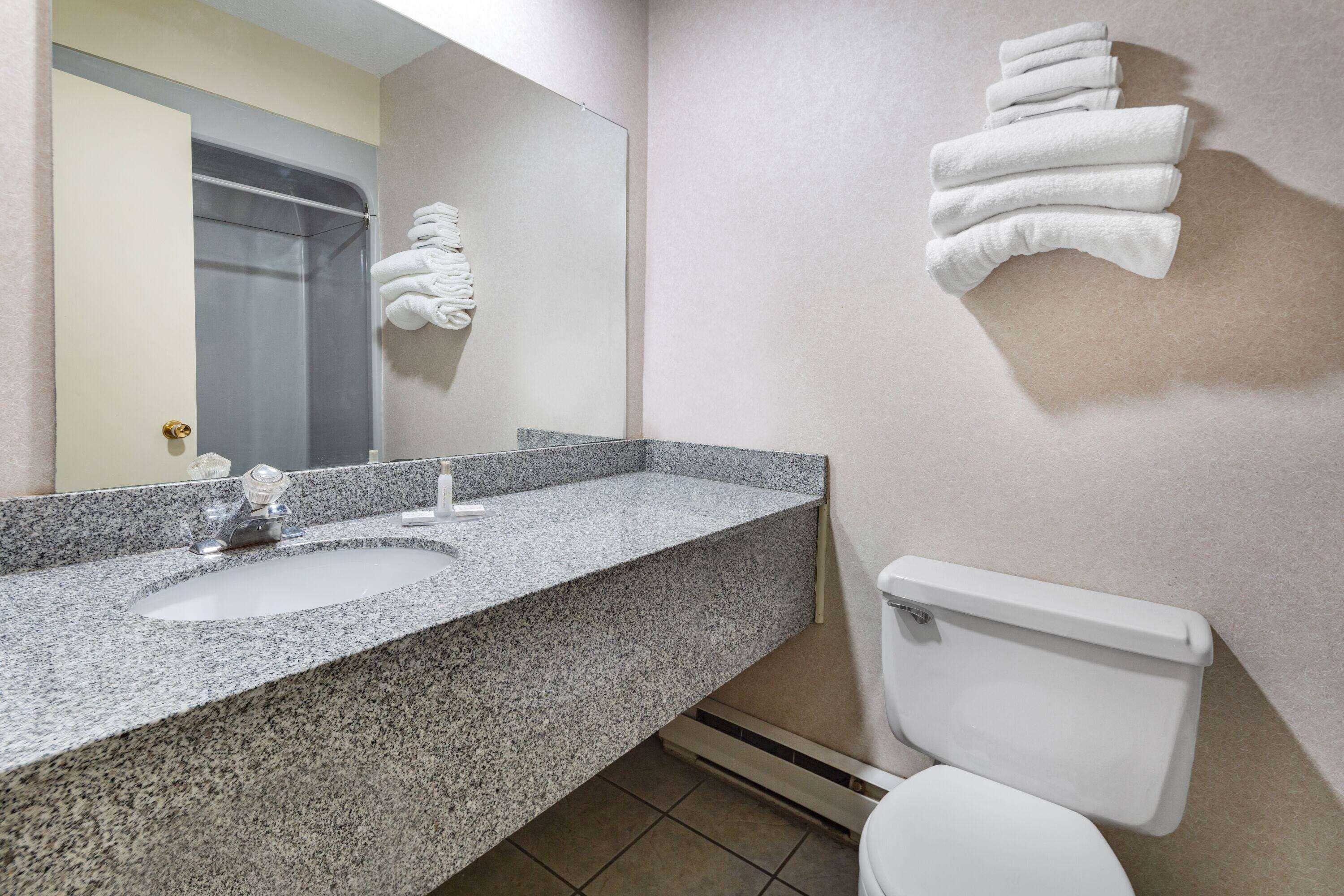 Travelodge By Wyndham Bracebridge Bagian luar foto