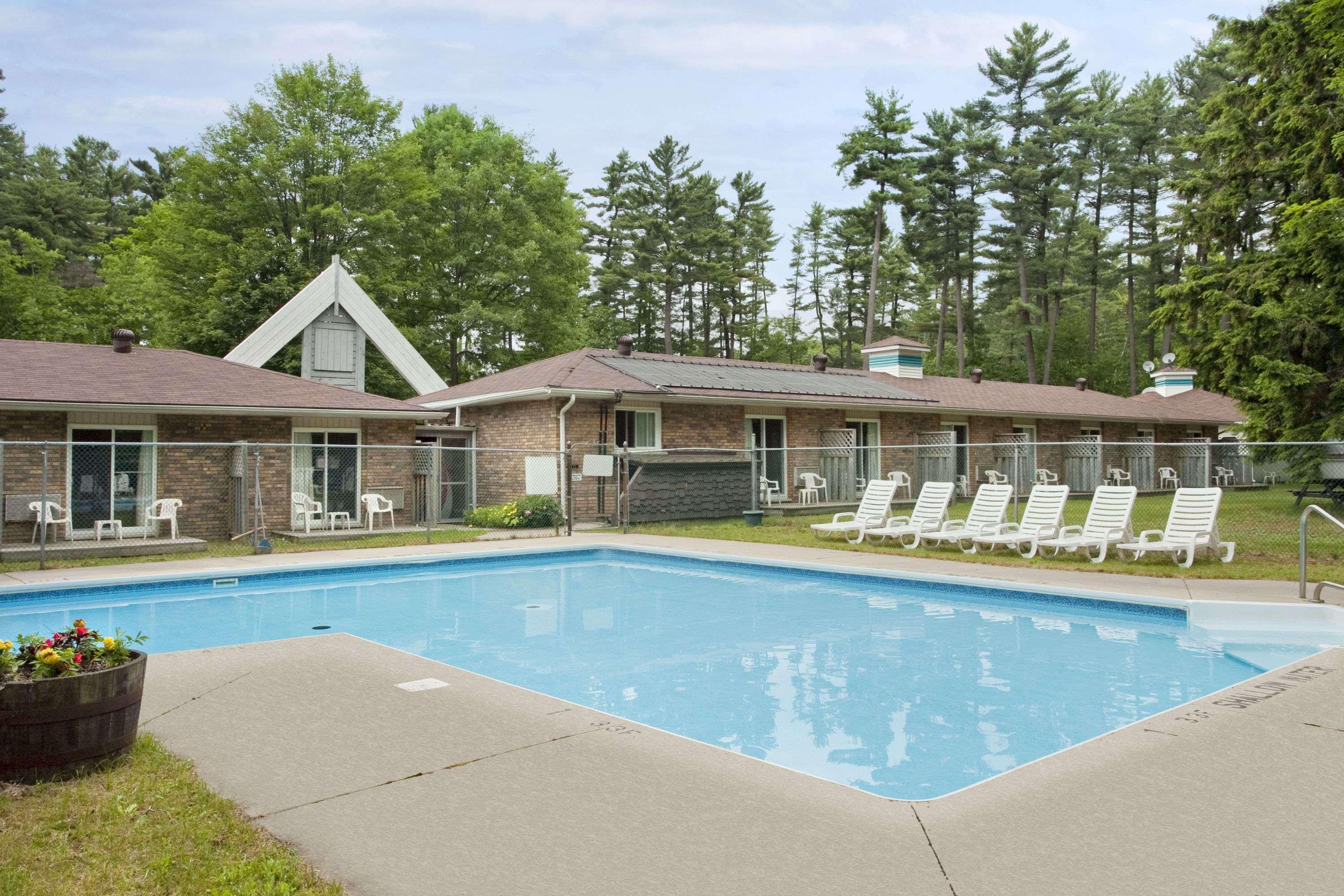 Travelodge By Wyndham Bracebridge Bagian luar foto