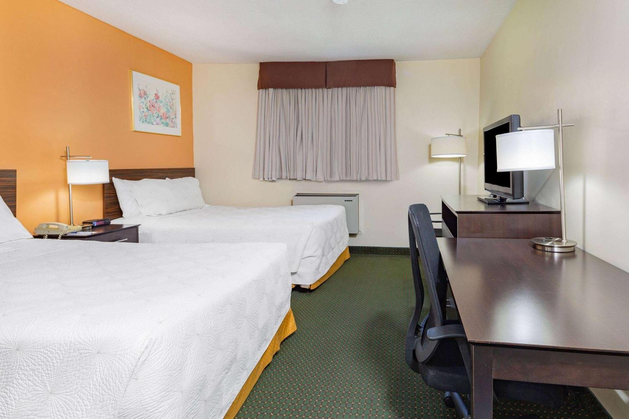Travelodge By Wyndham Bracebridge Bagian luar foto
