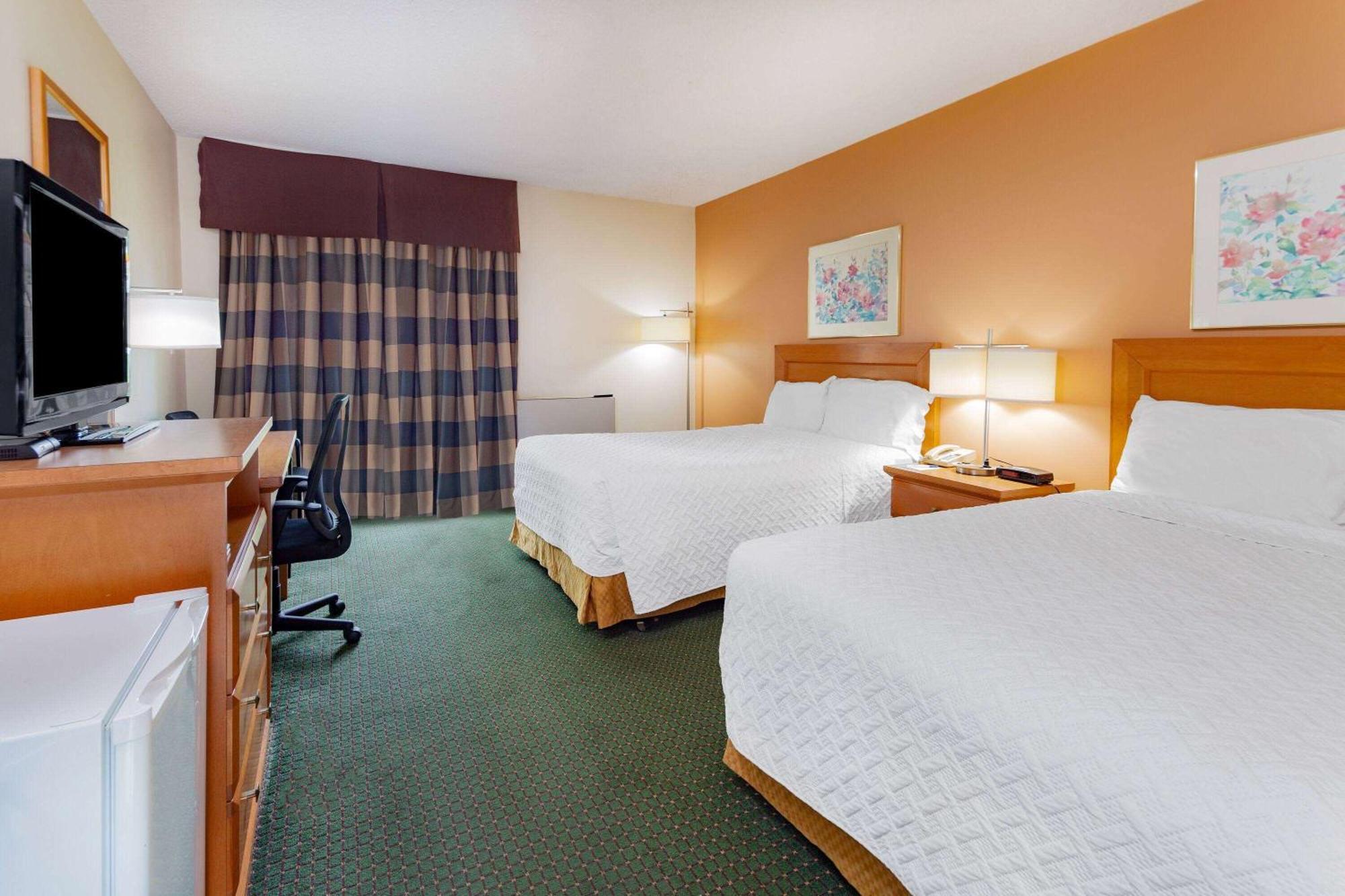 Travelodge By Wyndham Bracebridge Bagian luar foto