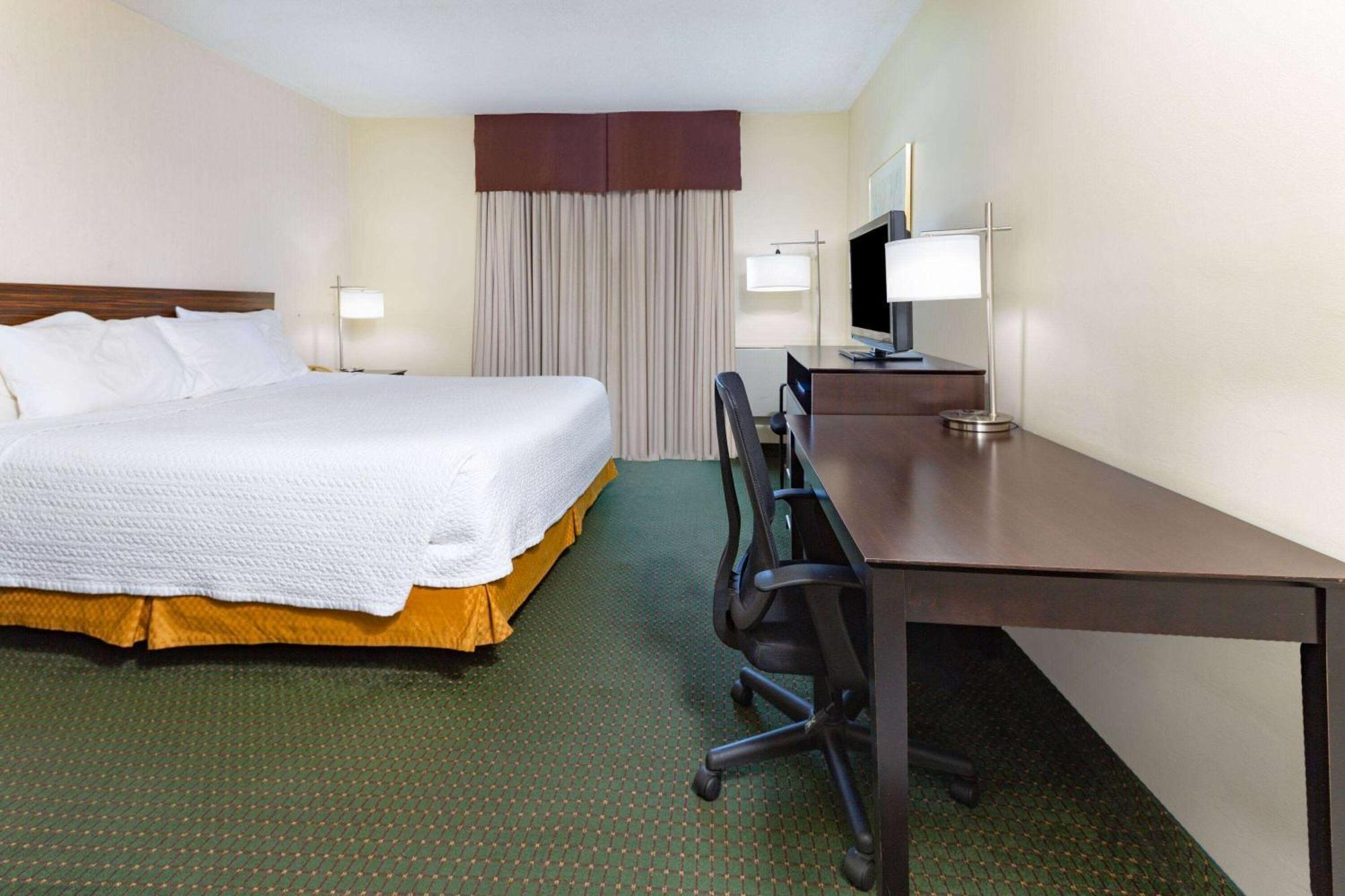 Travelodge By Wyndham Bracebridge Bagian luar foto